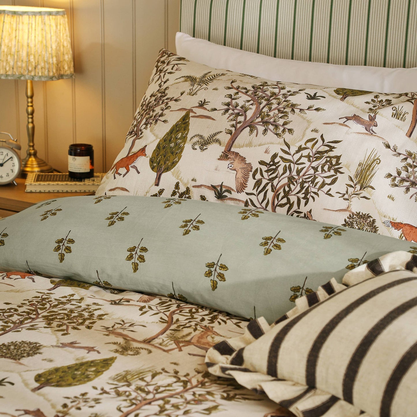 Fable Printed Reversible Duvet Cover Set Willow Green: Willow Green / Single