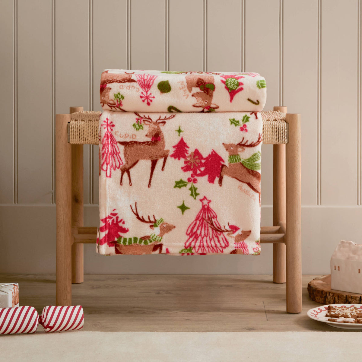 Sleigh Team Printed Fleece Throw Multicolour: Multi / 130 x 150cm